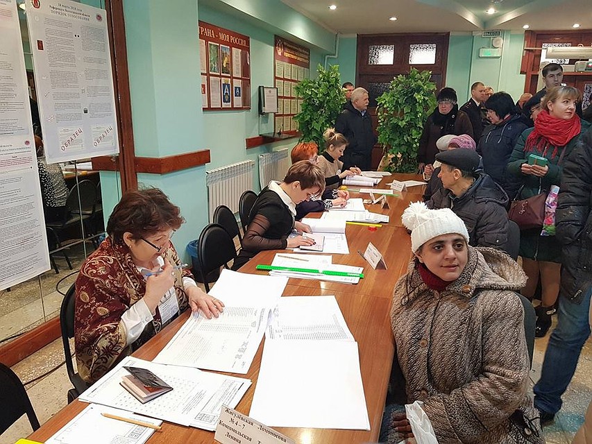 С утра на избирательных участках уже десятки волгоградцев. Фото: Екатерина СИМОХИНА