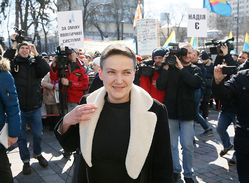 Под стенами Рады одновременно проходили две демонстрации. Одна требовала наказать Савченко по всей строгости, другая скандировала: «Руки прочь от Нади!» Фото: REUTERS