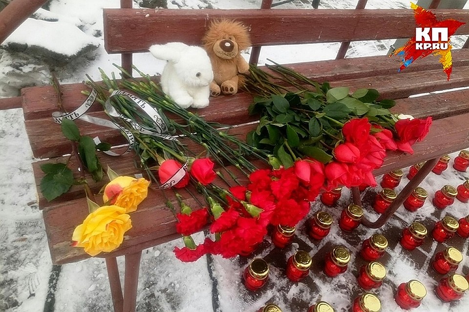 В понедельник утром горожане несут цветы к стихийному мемориалу в память о жертвах трагедии. ФОТО Кирилл Чащин