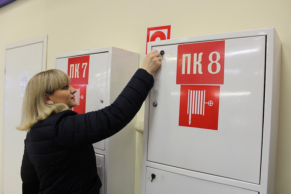 В «Аксиоме» администратор Татьяна показала нам, как открываются пожарные шкафы. Фото: Анна ГРЕБЕНКИНА