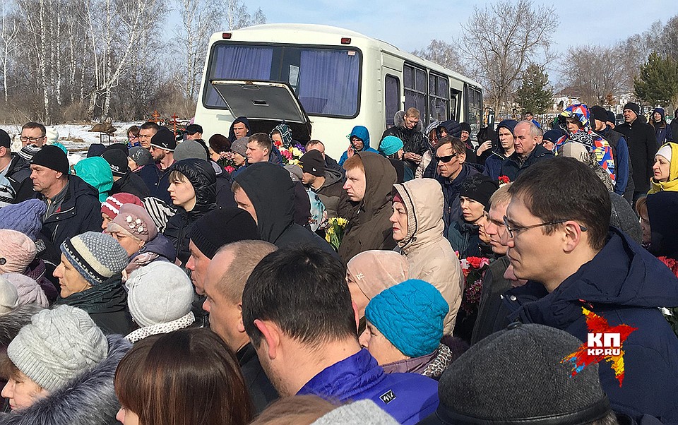 На похоронах членов семьи Москоленко. Фото: Ульяна СКОЙБЕДА
