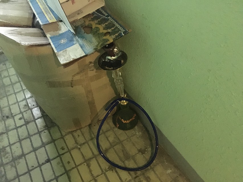 Жильцы закрывают пожарный выход шкафами и трюмо. Либо вообще заклеивают обоями. Чтобы, как говорится, вид не портить. Фото: Павел КЛОКОВ