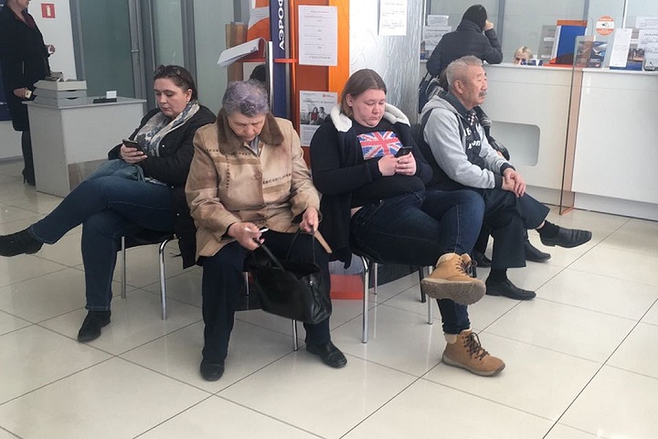 В день в авиакассах могут продать около 150 билетов, но людей это не смущает Фото: Екатерина СВИНОВА
