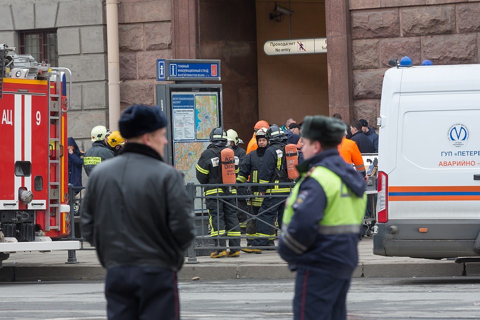 Заходить в метро после случившегося было страшно. Но спасателям пришлось. Фото: Олег ЗОЛОТО
