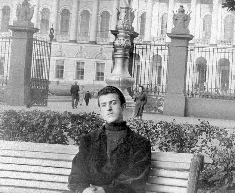 Илья Рахмиэлевич в родном Ленинграде. Фото из личного архива поэта