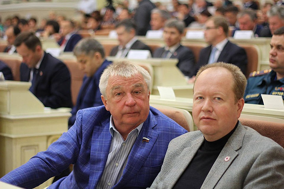 В Москве в свободное от депутатской работы время Валерий Бузилов и Алексей Загребин вместе ходят в театр и бассейн