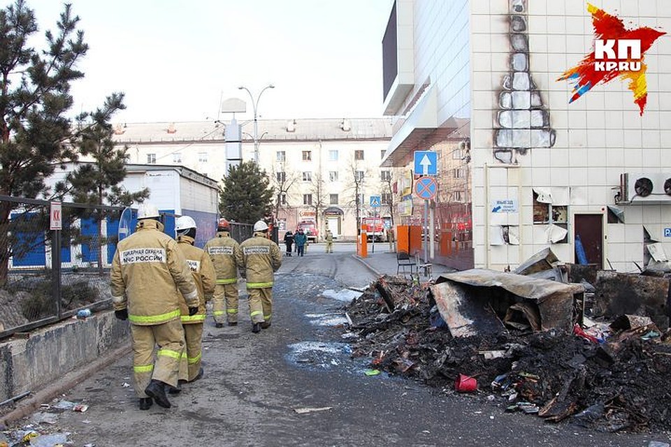 Пожар в "Зимней вишне" тушили больше суток Фото: Кирилл ЧАЩИН