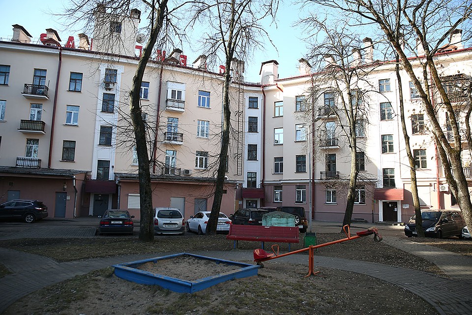 Во дворе - небольшая детская площадка. Фото: Павел МАРТИНЧИК