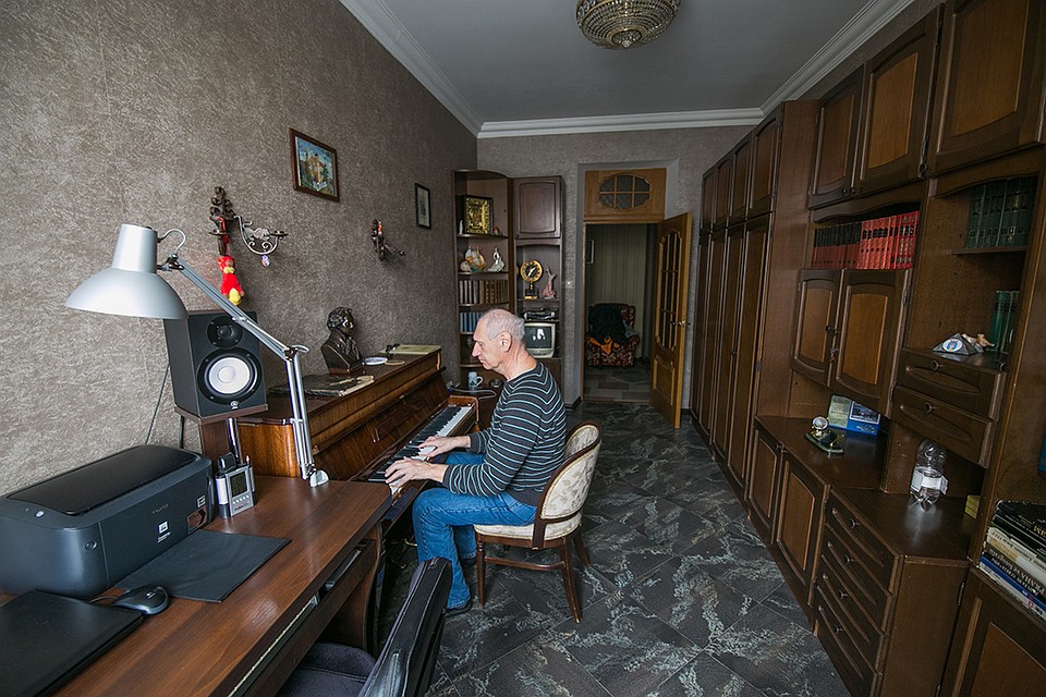 "Я с шести лет за пианино, стучал по клавишам день и ночь - соседи не возмущались", - говорит композитор. Фото: Павел МАРТИНЧИК