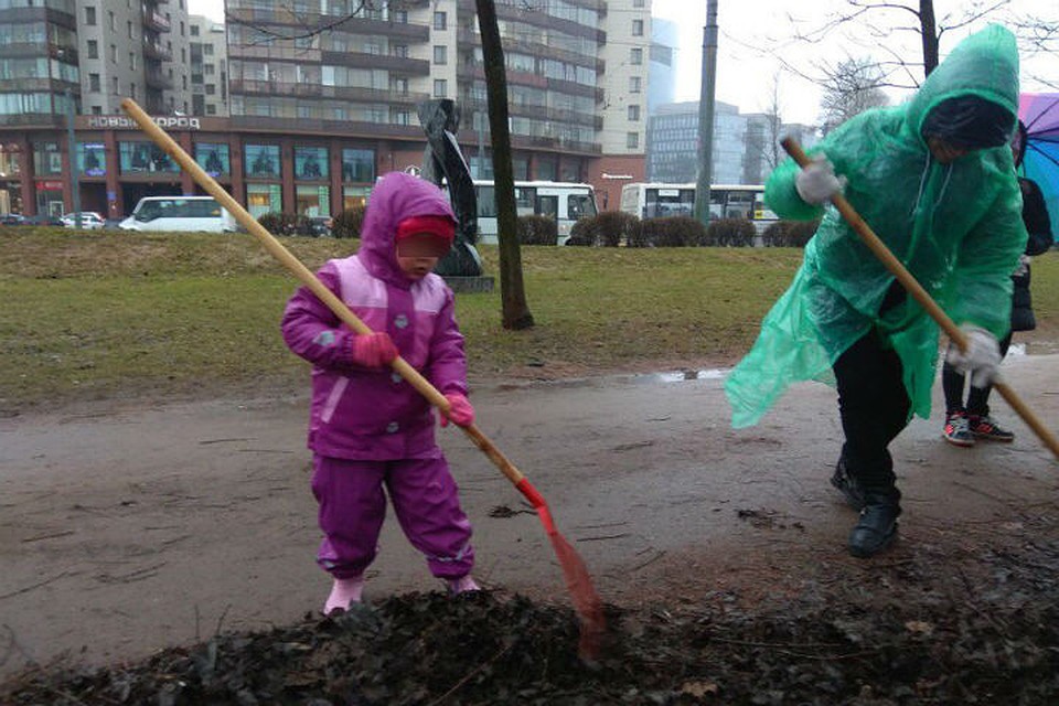 На субботник пришли целыми семьями. ФОТО: vk.com/newskrgv. Фото: СОЦСЕТИ