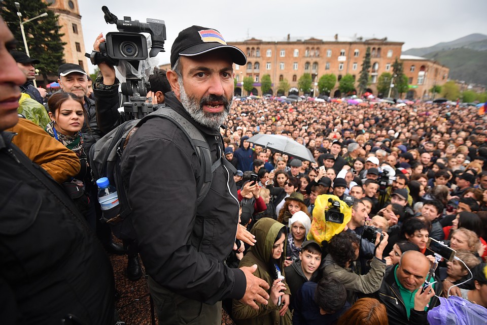 Пашинян всегда появляется через час после начала митинга, к уже разогретой толпе. Фото: Сергей МЕДВЕДЕВ