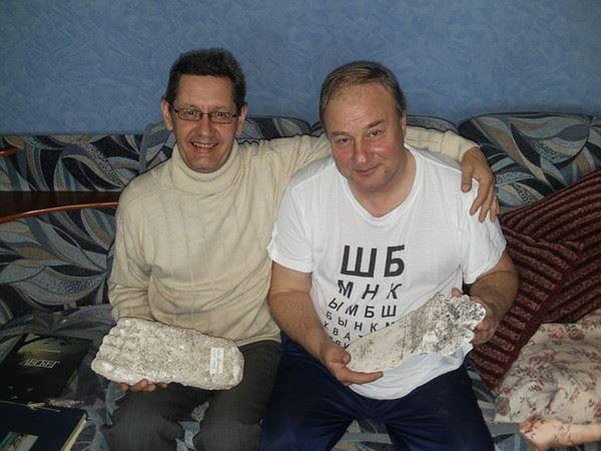 Член Российского географического общества краевед Федор Жижилев и Николай Авдеев (справа) со слепками лап снежного человека. Фото из архива Ф. Жижилева