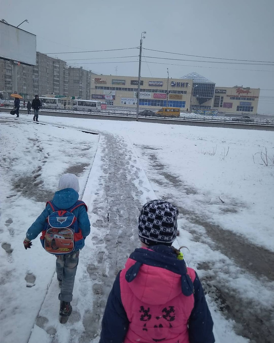 Скоро летние каникулы, а на улице по-прежнему белым-бело Фото: СОЦСЕТИ