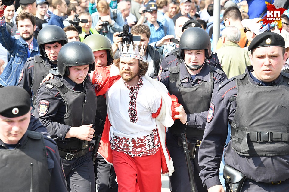 Все, чего и добивался Алексей Анатольевич, лукаво призывая к мирному протесту... Фото: Владимир ВЕЛЕНГУРИН