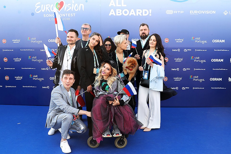 Юлия Самойлова и её группа поддержки. ФОТО Вячеслав Прокофьев/ТАСС