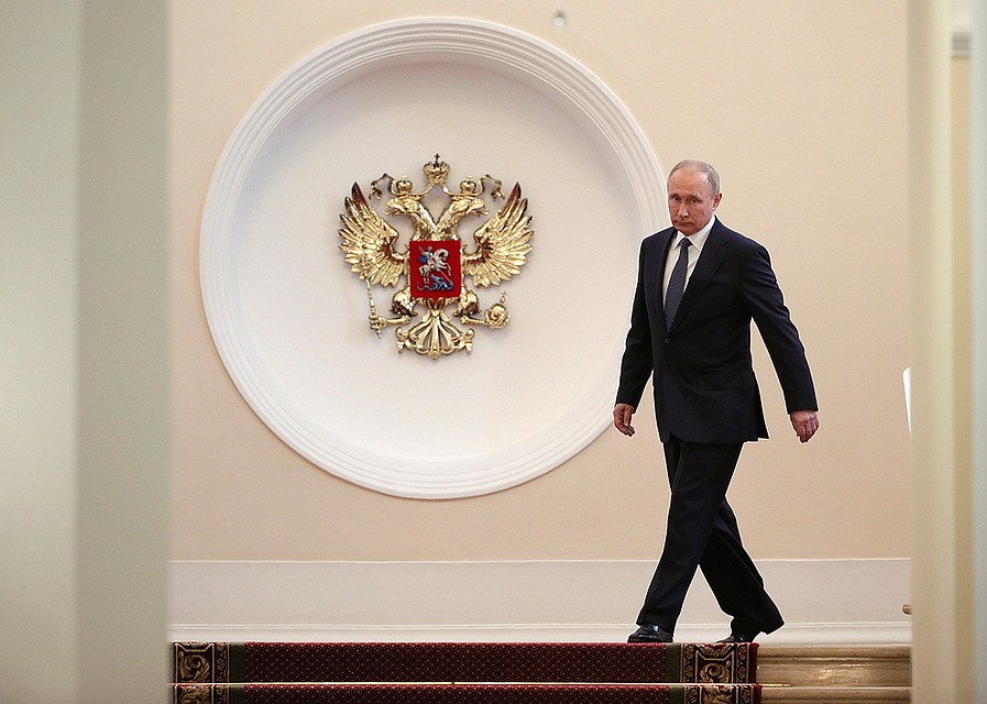 Президент России проходит по коридорам Кремля. Фото: REUTERS