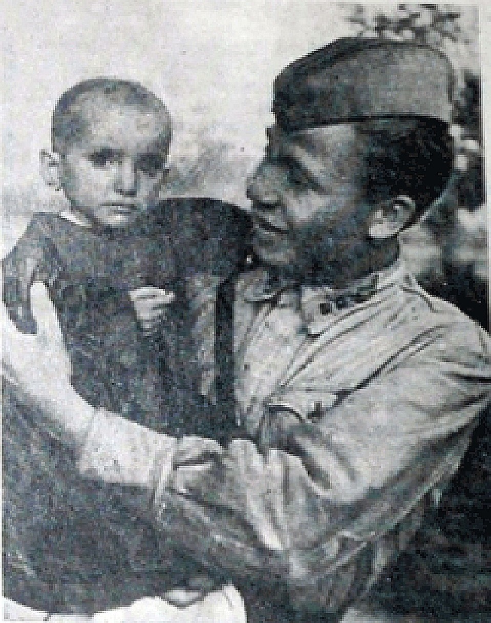 Малышка со своим спасителем. 1942 год. Эльхотово, Северная Осетия.