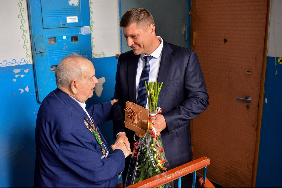 Вице-губернатор Кубани Андрей Алексеенко пришел к Степану Степановичу с цветами и подарками. Фото: пресс-служба Андрея Алексеенко