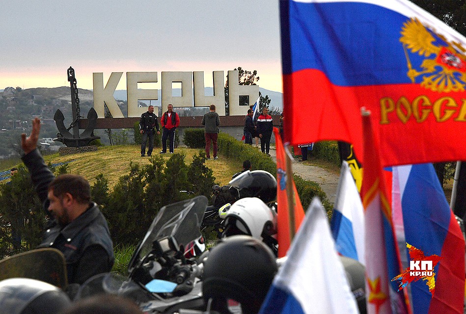 Стартовав с берегов Тамани, до первого города на Крымском полуострове мы добрались всего за 15 минут. Фото: Виктор ГУСЕЙНОВ