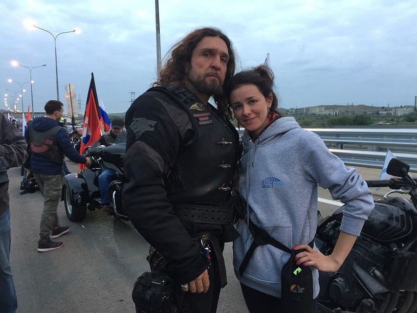 Хирург с удовольствием фотографируется с участниками пробега Фото: Анна САДОВНИКОВА