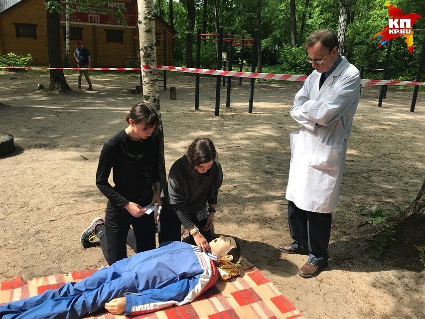 Девочки должны были оказать первую медицинскую помощь пострадавшему Гоше Фото: Анна ПОПОЛИТОВА
