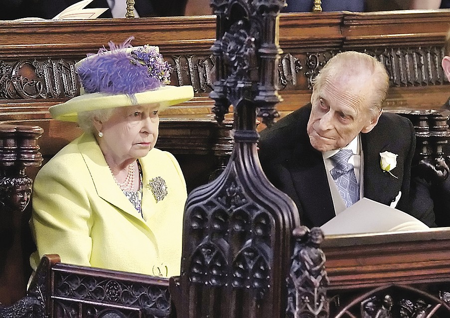 Выражение лица Елизаветы II на свадьбе внука многие сочли траурным. Фото: Jonathan BRADY/REUTERS