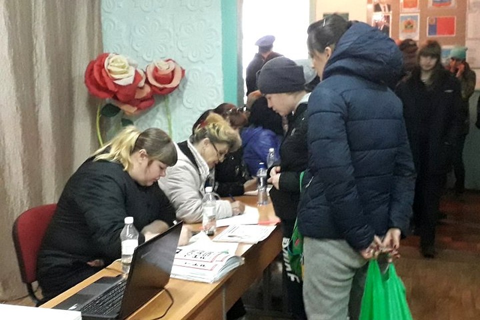 В штаб, несмотря на погоду, приходят все новые и новые волонтеры. Фото: Андрей Денисов.