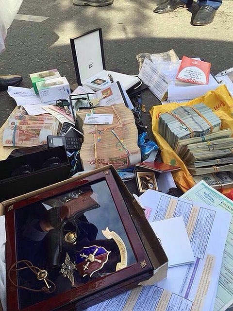 Деньги выносили из квартиры-хранилища в 44 картонных коробках. ФОТО: Оперативная съемка, предоставлено kommersant.ru
