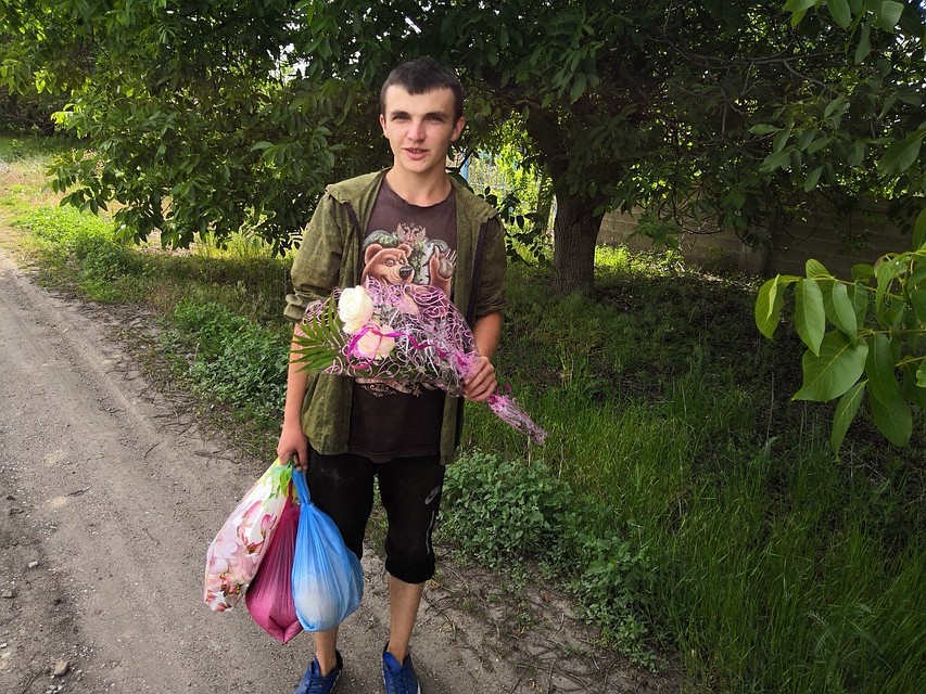 В школу его было не загнать. Но на Последний звонок прийти без цветок это как-то не по-мужски. Фото: Юлия АНДРИЕНКО