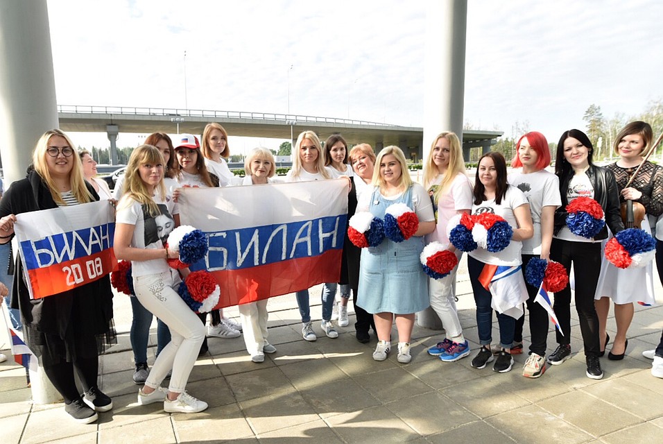 Фанаты встречали Билана в аэропорту плакатами и улыбками. Фото: личный архив Димы Билана