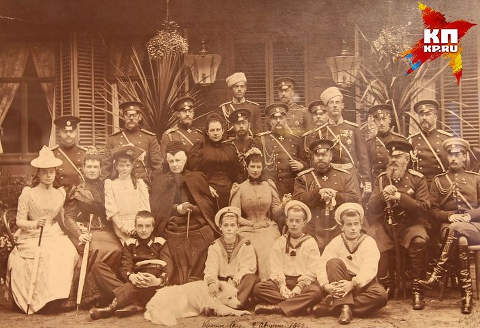 Императорская семья в Красном Селе. Франция 1892 год. Внизу снимка можно разглядеть автограф Николая II. Фото: проект "Трагедия семьи... Трагедия Родины...", Свердловский областной краеведческий музей имени О.Е. Клера