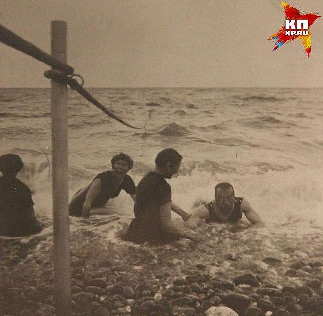 Император Николай II с сестрой Ольгой Александровной на пляже в начале XX века. Фото: проект "Трагедия семьи... Трагедия Родины...", Свердловский областной краеведческий музей имени О.Е. Клера