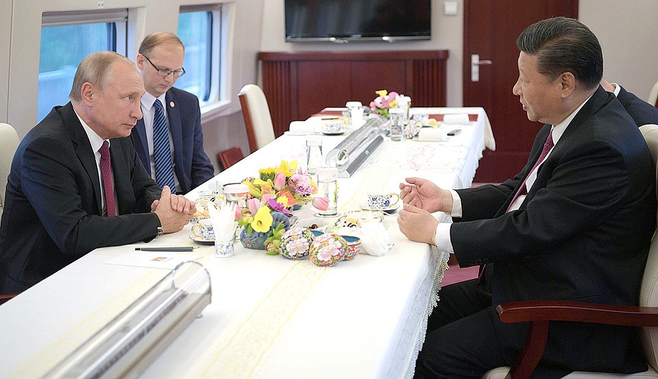 Владимир Путин и председатель КНР Си Цзиньпин во время совместного переезда электропоездом в город Тяньцзинь. ФОТО Алексей Дружинин/пресс-служба президента РФ/ТАСС