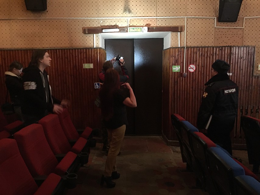 После пожара в «Зимней вишне» мы ходим по местным кинотеатрам со спецами пожохраны. Фото: Владимир ВОРСОБИН