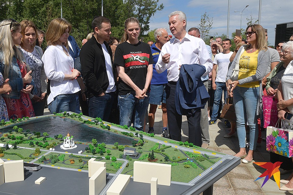 Москвичи и Сергей Собянин у входа на станцию метро "Солнцево". Фото: Михаил ФРОЛОВ