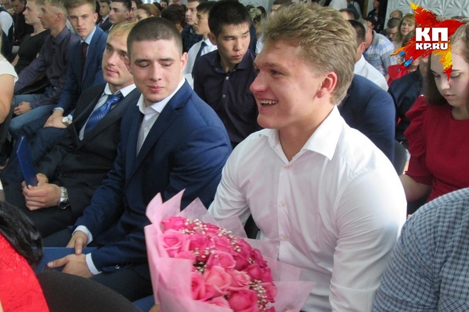 Даже во время Олимпиады Кирилл Капризов выполнял домашние задания. Результатом стал диплом с отличными оценками. Фото: Екатерина РОМАНОВА