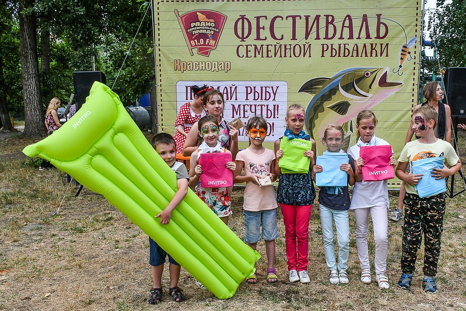 Шесть счастливчи- ков выиграли надувные матрасы, которые ма- лышне подарили пред- ставители крупнейшей частной медицинской компании в России «ИНВИТРО». Фото: Филипп Эс