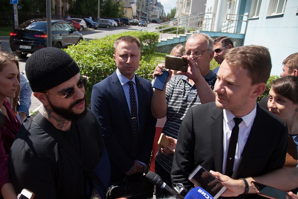 После суда Тимати и Ширман пообщались с журналистами. Фото: Николай ОБЕРЕМЧЕНКО