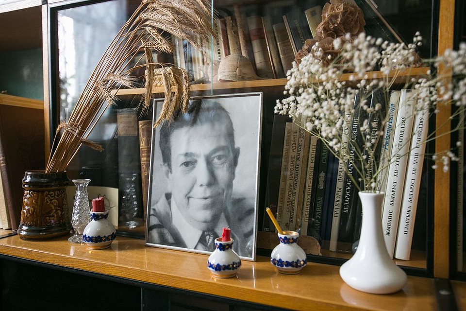 На полке - портрет Владимира Семеновича. Фото: Павел МАРТИНЧИК
