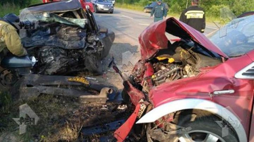 Два автомобиля столкнулись лоб в лоб. Фото: vk.com, "Регин 42"