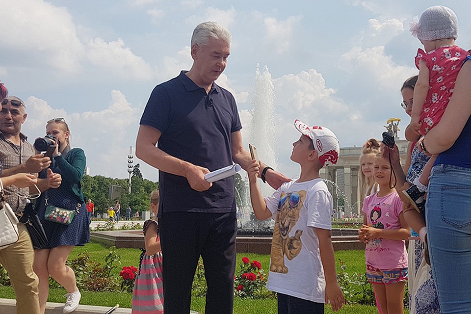 Прогулялся по центральной аллее и мэр Москвы Сергей Собянин. Фото: Алиса ТИТКО