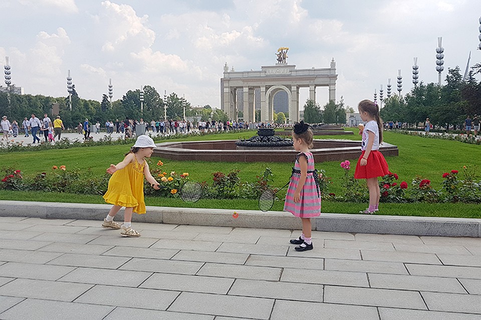 Сотни горожан и туристов уже смогли оценить красоту ВДНХ Фото: Алиса ТИТКО