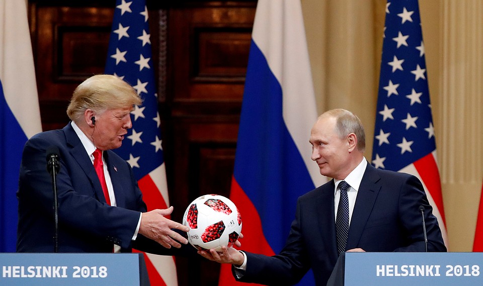 Владимир Путин подарил Дональду Трампу футбольный мяч. Фото: REUTERS