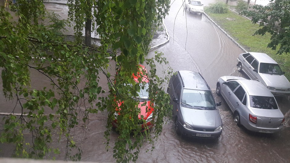 Двор на проспекте Кирова полностью затопило Фото: Анастасия ФИЛАТОВА