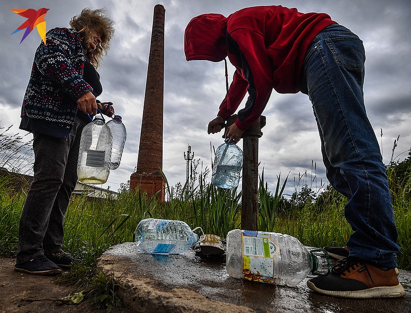 Жители Осташкова у колонки с водой. Фото: Виктор ГУСЕЙНОВ