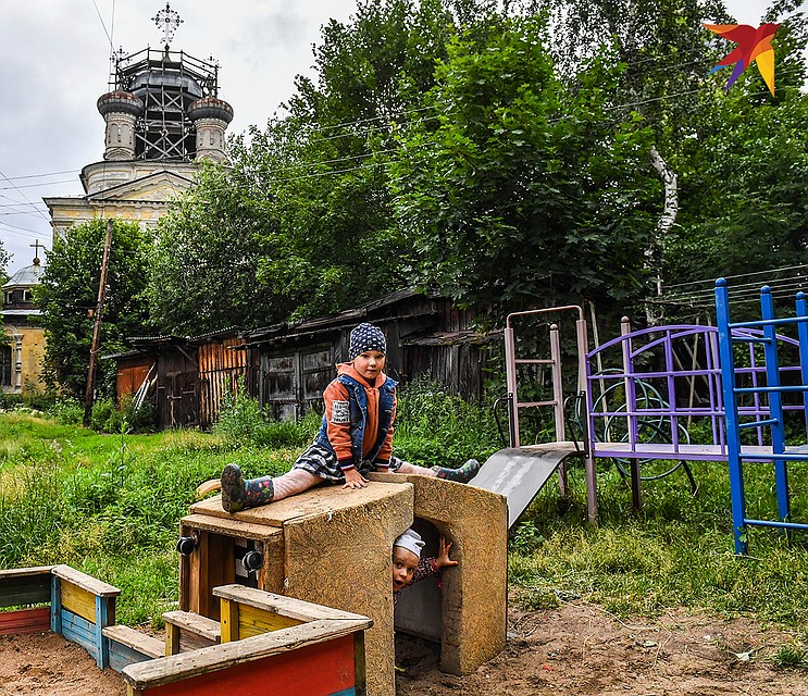 Осташков, дети во дворе возле Вознесенской церкви и Троицкого собора.