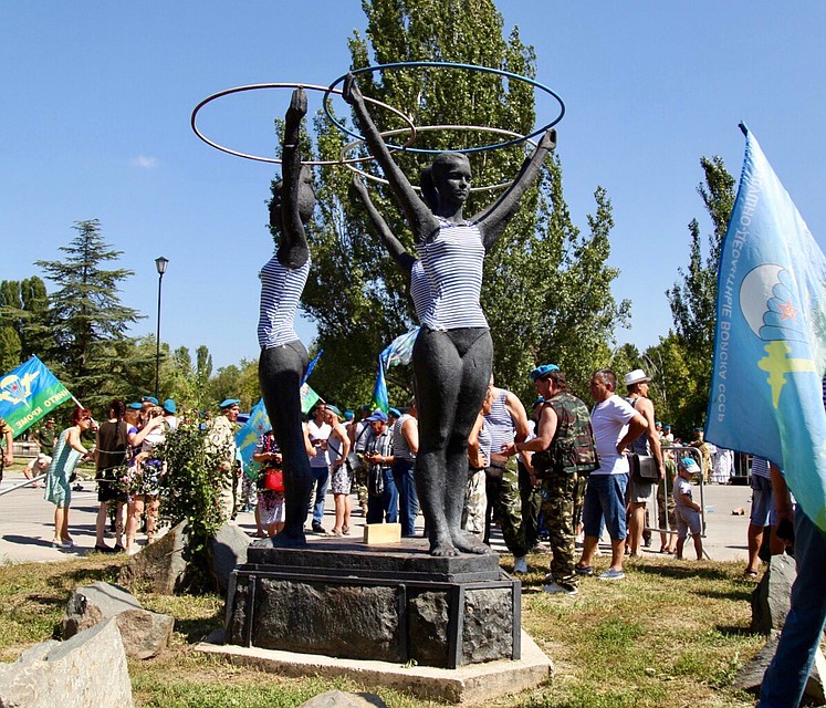 Скульптуру "Три грации" традиционно одели в тельняшки Фото: Наталья Гоцанюк