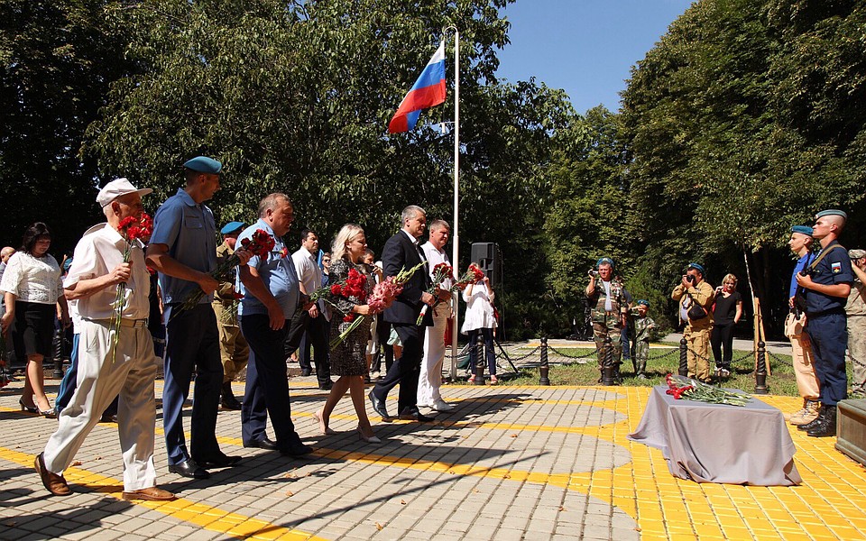 Представители власти возложили цветы к памятнику Маргелову Фото: Наталья Гоцанюк