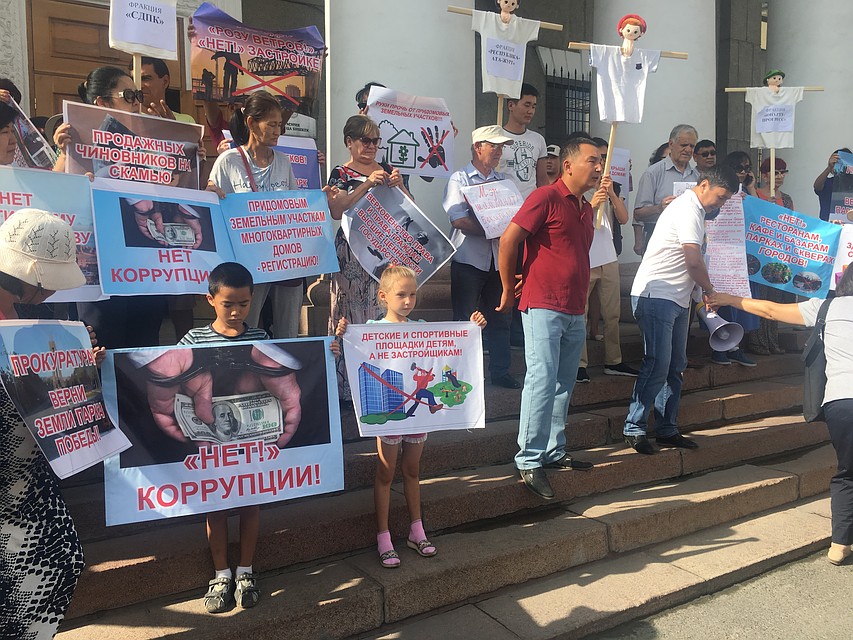 Выборы мэра начались с акции протеста против единственного кандидата. Фото: Екатерина УЛИТИНА