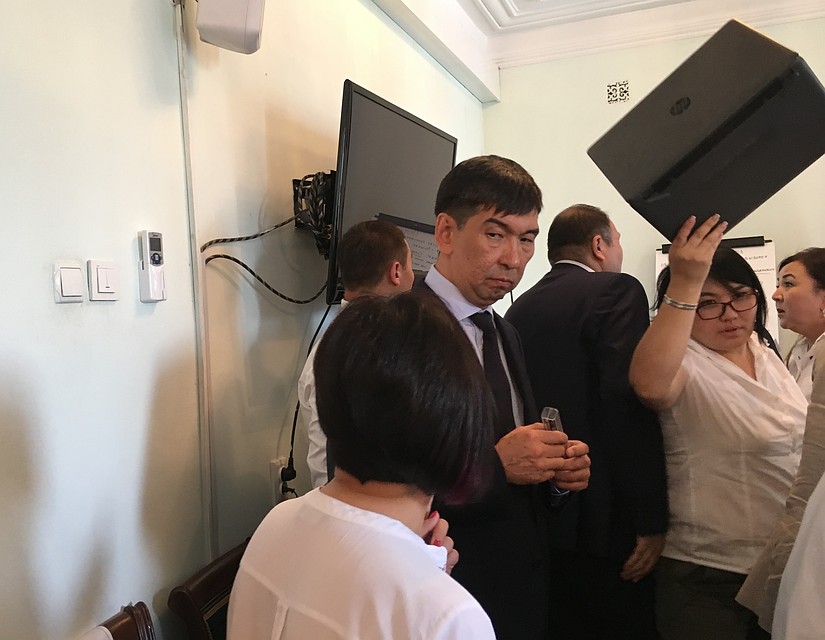 Азиз Суракматов после объявления результатов голосования. Фото: Екатерина УЛИТИНА